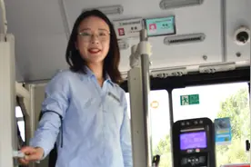美女冬天坐公交车，那个座位最暖和？跟着公交车师傅学习一下吧！视频封面