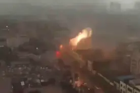 广东佛山疑遭龙卷风：铁皮碎屑随风卷空中闪现火花，当地多村停电视频封面