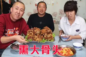 100买9斤大骨头，做道东北熏酱菜，骨香肉烂，烟熏味浓郁，嘎嘎香