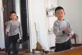 男孩兴高采烈来朋友家玩，不料看见老师坐在客厅，笑容凝固在脸上视频封面