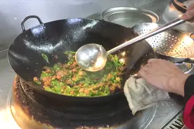 辣椒炒肉到底要不要加水，看大厨烹饪真是一种享受