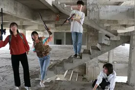 绝地求生真人版：姐妹玩房区跳吃鸡舞，被敌人AK双杀团灭，真尴尬视频封面