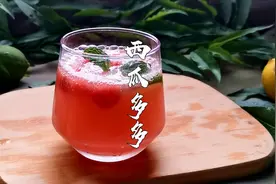 西瓜吃不完，配上柠檬雪碧，做成饮料实在太好喝了，夏天喝过瘾