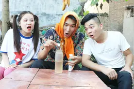 妈妈给兄妹带维生素泡腾片，一片在水里能生出好多气泡泡，真好玩