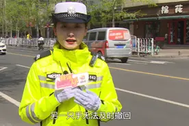 单手开车违法吗？不违法，但一只手有“这些行为”照样扣分罚款！视频封面