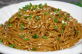 这才是葱油拌面的正确做法，简单一拌香味浓郁，真是太好吃了