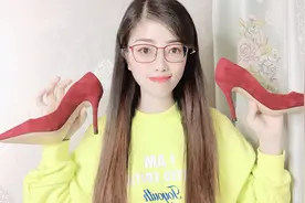 90后女生大胆尝试酒红色高跟鞋，配黑裙试穿，网友：白成一道光！视频封面