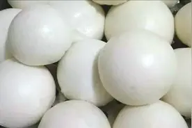 吃不完的馒头，切记不要直接放冰箱，教你土方法，不干不硬都新鲜