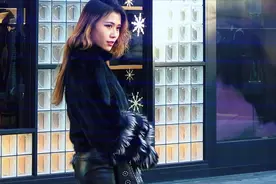 三里屯街拍：皮裤和短靴真是绝配，唯有颜值担当的美女才能驾驭视频封面