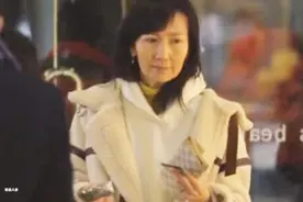 60岁陈美琪素颜陪残疾女儿逛街，闺女跟在“小青”身边十分乖巧视频封面