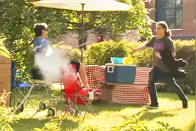 外国小伙假装被烫，测试路人反应视频封面