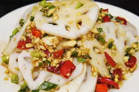 莲藕焯水只加白醋，难怪还发黑？多加1味料，莲藕又白又脆视频封面