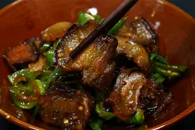 青椒炒腊肉很多人都做不好，大厨教你几个技巧，香辣好吃又下饭