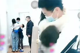 泪目！孙海洋一家五口首次团聚！三姐弟紧紧拥抱，父母满脸幸福视频封面