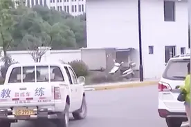 模拟考试收费通知引发舆论质疑 教练表示无奈 驾校称在替人受过