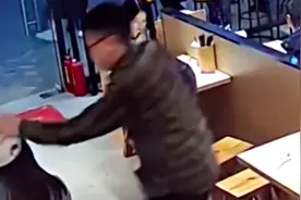 男子将面汤扣在女生头上离去，店家：他们俩认识 已报警视频封面