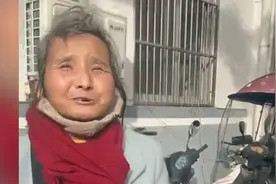 拾荒大姐垃圾桶捡3万现金主动交给警方 失主当场强塞2000元给她视频封面