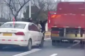 驾照考试车遇大货车实线变道被别停挂科 女学员当场破口大骂视频封面