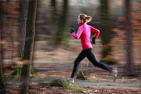 早晨跑步，是应该空腹跑还是吃点东西再跑?