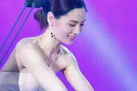 世界第一美女有多好看？乳胶人鱼裙美到犯规，实在太心动