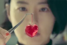 学校出现可爱小怪兽，只有阴阳眼的老师能看到，校园魔幻片