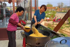 东北农村传统黄豆酱咋做？大婶五舅妈都来帮忙，这酱能不能好吃？