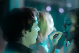 女学生参加聚会，吃下男同学送的糖果后昏睡，结局很揪心！惊悚片视频封面