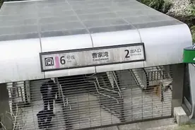 中国最荒废的地铁站，建在荒郊野外中，几乎看不到乘客！视频封面