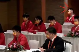 “国乒喜剧人”许昕开会睡着了，生无可恋靠墙壁，人设稳稳立住了视频封面