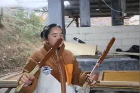 苗大姐朋友家熬甘蔗糖，一个一个棒子糖，纯天然制作熬糖工艺