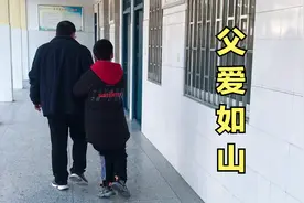 洛阳47岁教师为照顾脑瘫儿子，从中学调到小学当老师，已坚持5年视频封面