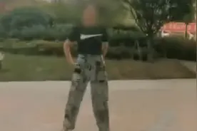 徽州宴老板娘事件后续：酒店门前聚集大量人员，拿起手机现场直播视频封面