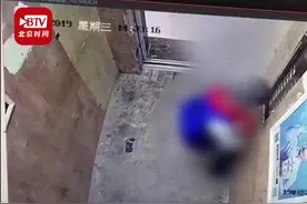男孩对着控制面板撒尿致电梯停运 家长：承担全部责任视频封面