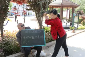 脑筋急转弯：狐狸为什么容易摔跤？大妈说出答案后，大爷反应绝了