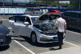 在高速服务区，打开引擎盖停车散热，真的有用吗？