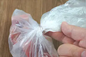 超市封口钉不要用手抠，轻轻一碰完整打开，这方法太棒了