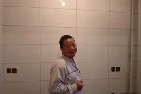 瓦工会来事周末邻居让施工，厨房瓷砖铺贴有讲究，小细节要注意