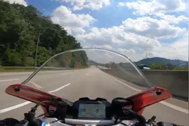 杜卡迪Panigale V4S | 第一视角 国外高速公路骑行！视频封面