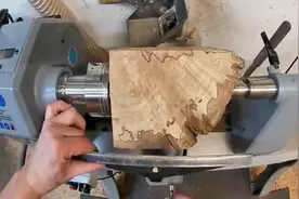 小伙找来一截树瘤，用车床加工做成酒杯，成品真是让人羡慕不已