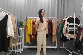 打底裤不火了，现在流行“萝卜裤”，跟针织衫一起穿简直绝配