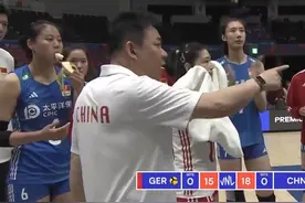 太可爱了！女排27岁主力赛场吃香蕉冲上热搜，大口狂塞引网友热议视频封面