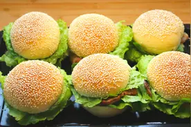 孩子想吃汉堡在家就能做，步骤清晰详细，简单易做，比买的好吃