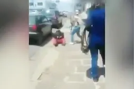 绝望一刻！可怜男子双腿跪地受悍妻打骂 刁钻商人趁机推销皮带视频封面