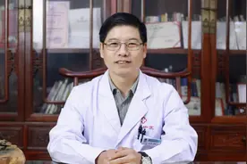 后背上反复长痘痘，又疼又痒，我们应该这样解决！