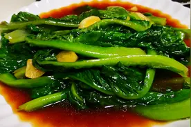炒绿叶菜时，最忌直接下锅炒，教你正确做法，鲜嫩翠绿不发黑！视频封面