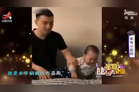 娃哭爸爸也跟着哭，两眼相对一脸嫌弃：多大人了，还要我教你哭啊