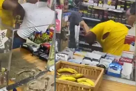 美黑人女单挑袭击亚裔 看店员亮枪瞬间不敢放肆 被反击到连声求饶