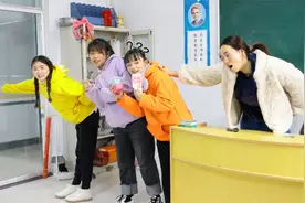 如何让手机不动抽出下面的100元？学霸做不到，学渣一秒搞定