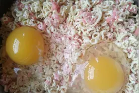 教你在家自制泡面小圆饼，松软又酥脆，妹妹直说要吃好几个！！