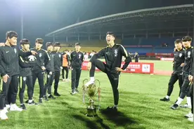 全体鞠躬！韩国队就踩踏奖杯事件全队公开道歉视频封面
